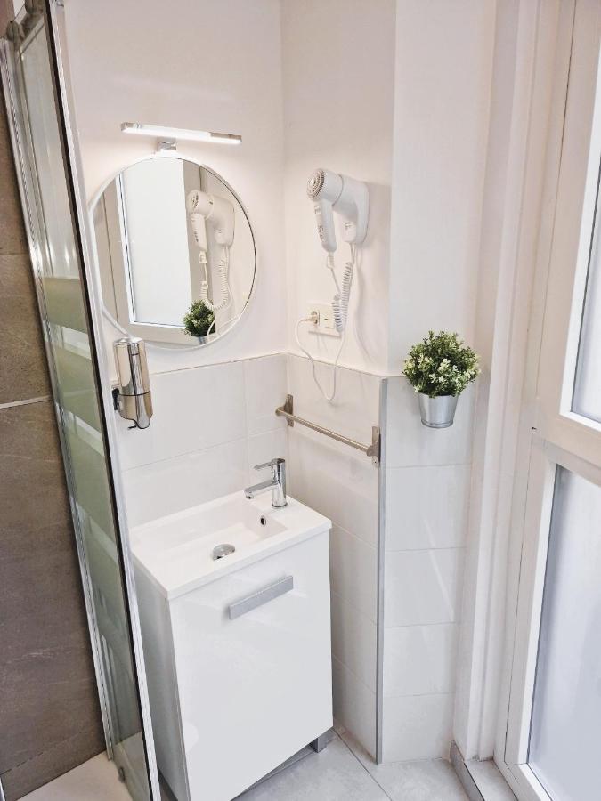Hostal Comercial Мадрид Екстериор снимка